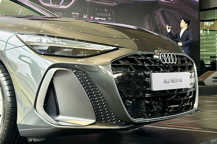 Mặt trước nổi bật với lưới tản nhiệt Singleframe tổ ong không viền, cụm đèn pha mảnh được tạo hình theo hiệu ứng ánh sáng động và cửa hút gió đặt dọc.