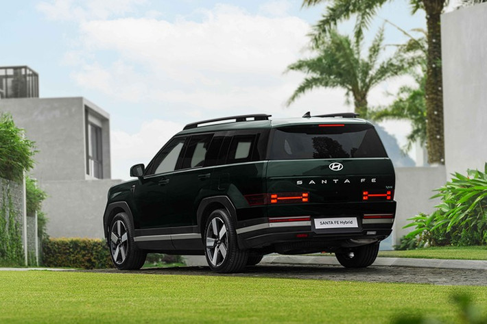 Mức tiêu hao nhiên liệu của xe theo công bố từ Cục Đăng kiểm Việt Nam đạt 6,37L/100km ở điều kiện hỗn hợp – một con số ấn tượng đối với dòng SUV cỡ D.Pin lithium-ion polymer được bố trí dưới hàng ghế thứ hai để tối ưu không gian cốp, đồng thời giúp hạ thấp trọng tâm xe, hỗ trợ tăng khả năng cân bằng và ổn định khi vận hành.