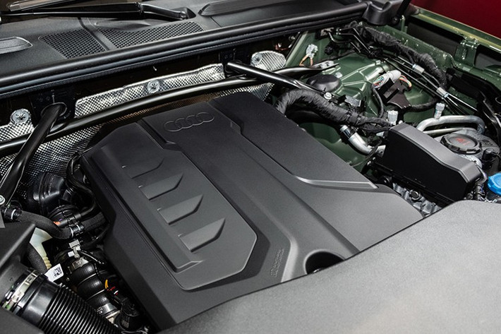 Xe dùng hệ thống giảm xóc Frequency Selective Dampers tiêu chuẩn hoặc hệ thống treo khí nén với giảm xóc thích ứng tùy chọn. Nhờ khung gầm mới và hệ thống treo cũng như hệ thống lái cải tiến, mẫu SUV hạng sang này được khẳng định là mang đến cảm giác thoải mái hơn so với thế hệ cũ.