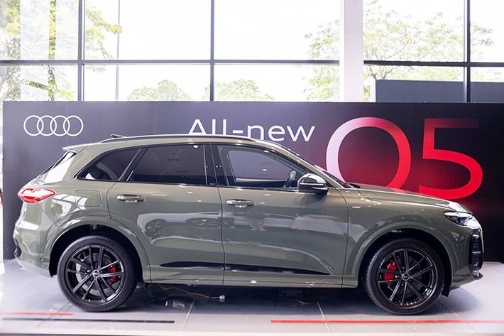 Bước sang thế hệ mới, mẫu xe này được áp dụng phong cách thiết kế khỏe khoắn hơn với tỷ lệ kích thước hợp lý hơn. Điểm nhấn Audi Q5 mới nằm ở lưới tản nhiệt khung đơn Singleframe đặc trưng của thương hiệu 4 vòng tròn.