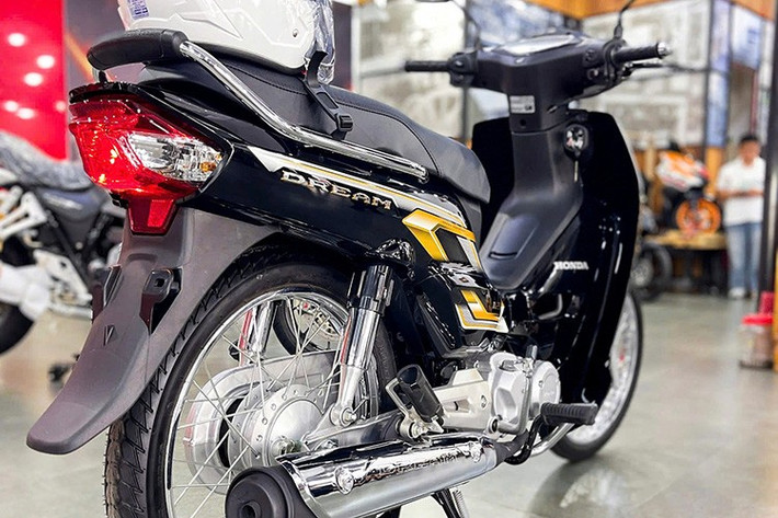 Mẫu xe máy số này vẫn được NCX Honda trang bị vành nan hoa kích thước 17 inch, tuy nhiên cả hai bánh vẫn sử dụng phanh tang trống cổ điển. Hệ thống treo gồm cặp phuộc ống lồng phía trước và 2 lò xo trụ giảm chấn phía sau có thể điều chỉnh theo tải trọng.