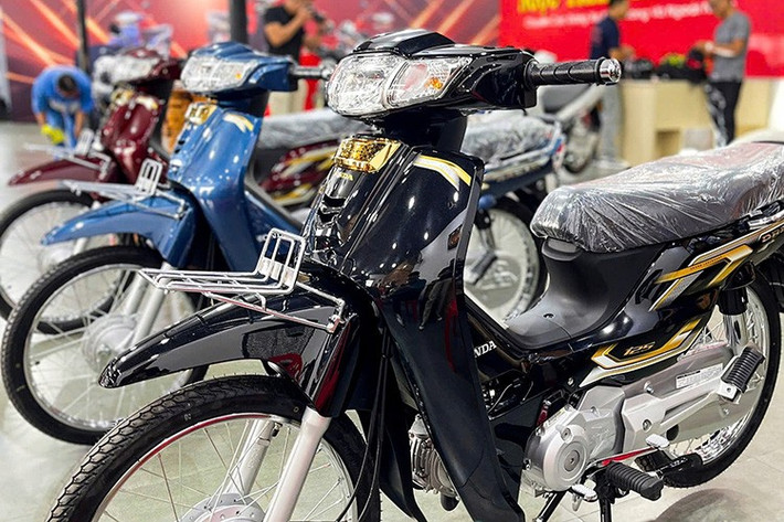 Hiện, một số lượng khá ít Honda Dream NCX vẫn xuất hiện tại thị trường Việt Nam. Sau các phiên bản đời 2024 hay 2025, mới đây Honda Dream NCX 125 2026 thuộc phiên bản mới nhất được một đơn vị kinh doanh xe máy tại TP.HCM nhập khẩu, phân phối đầu tiên qua các đại lý ở TP.HCM và Tây Ninh.