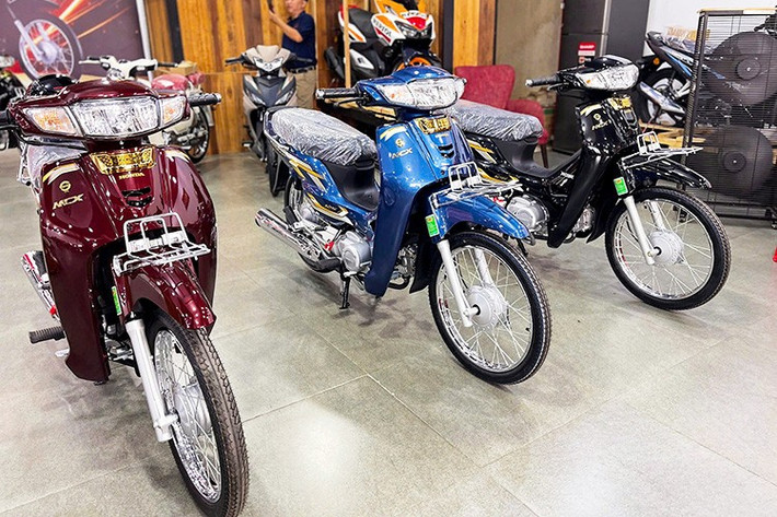 Tại Việt Nam, Honda Dream NCX 2026 nhập khẩu nguyện chiếc về nước sẽ có 3 lựa chọn màu sắc, gồm đen, xanh ánh kim, đỏ mận. Mẫu xe này được cửa hàng xe máy Ngọc Trâm Tây Ninh báo giá hơn 100 triệu đồng.