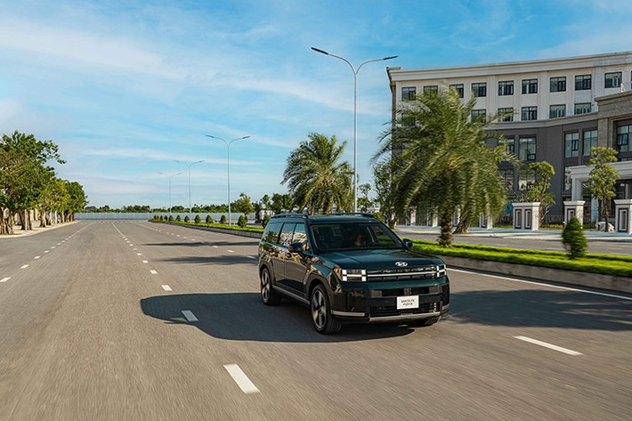 Hyundai SantaFe Hybrid 2026 bán ra tại Việt Nam với mức giá 1,369 tỷ đồng (đã bao gồm VAT), đi kèm chính sách bảo hành 5 năm hoặc 100.000 km. Xe có 7 lựa chọn màu sắc đa dạng, trong đó nổi bật là màu Xanh Lục bảo mới mang đến một hình ảnh tiếp cận mới, đáp ứng sở thích cá nhân của từng khách hàng.