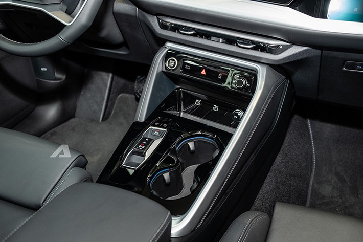 Trong khi đó, trang bị an toàn của xe gồm có cảm biến hỗ trợ đỗ xe phía sau, hệ thống kiểm soát hành trình, cảnh báo lệch làn đường và cảnh báo người lái mất tập trung tiêu chuẩn. Hệ thống hỗ trợ lái thích ứng, hệ thống kiểm soát hành trình dựa trên biển báo giao thông, hỗ trợ đỗ xe và hỗ trợ rẽ phía sau chỉ được trang bị tùy chọn cho xe.