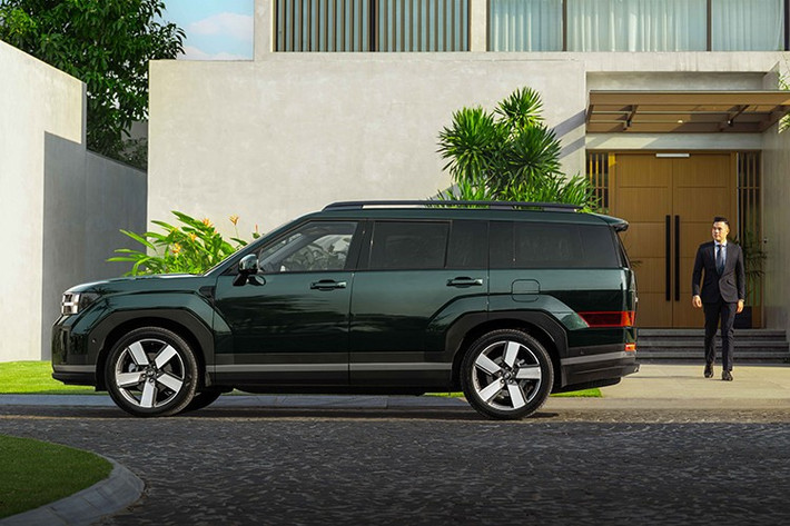 Về ngoại hình, SantaFe Hybrid mới gây ấn tượng mạnh mẽ với ngôn ngữ thiết kế