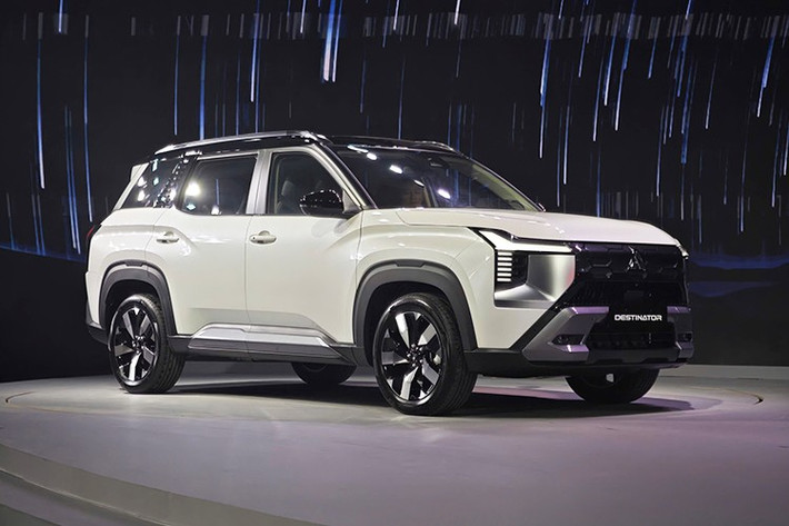 Mitsubishi Destinator mang phong cách thiết kế “Gravitas &amp; Dynamism” – kết hợp giữa sự uy lực và năng động. Ngoại thất ấn tượng với phần đầu xe sử dụng ngôn ngữ Dynamic Shield đặc trưng, cụm đèn LED chữ T cùng lưới tản nhiệt acrylic đa tầng hiện đại.