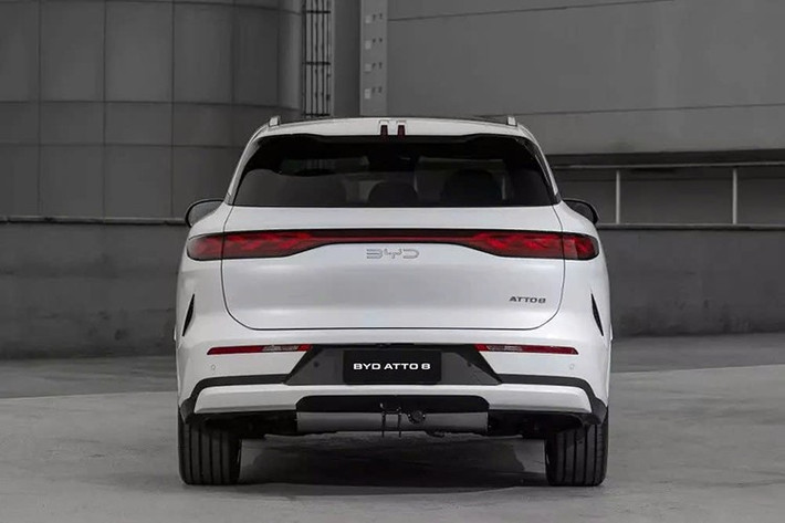 Mỗi mô-tơ điện của xe cho công suất tối đa 272 mã lực. Nhờ đó, xe có thể tăng tốc 0-100 km/h chỉ trong 4,3 giây và đạt phạm vi di chuyển thuần điện dao động từ 175-215 km theo tiêu chuẩn CLTC. BYD Sealion 8 2026 phiên bản PHEV còn có cả hệ dẫn động 1 cầu hoặc 2 cầu.