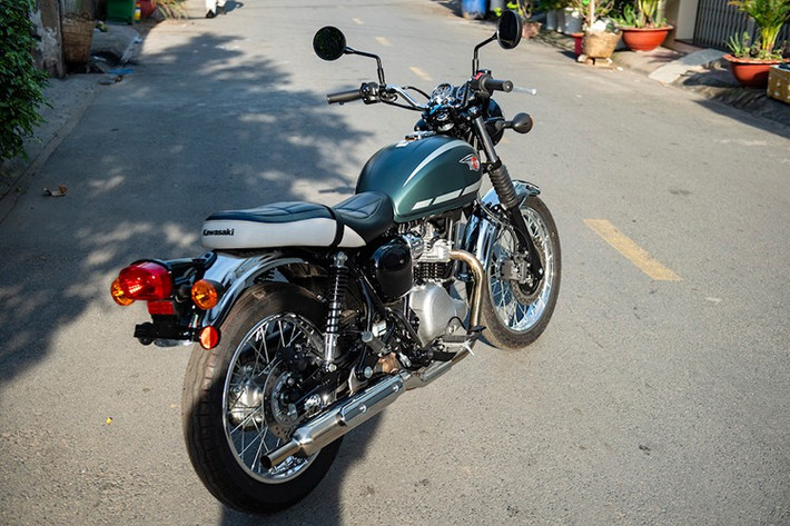 Mẫu môtô Kawasaki W230 vừa được ra mắt tại Việt Nam, trở thành một trong những lựa chọn xe phân khối lớn dáng hoài cổ rẻ nhất trên thị trường hiện tại. Cụ thể, Kawasaki W230 có giá niêm yết chính hãng chỉ từ 124,9 triệu đồng.