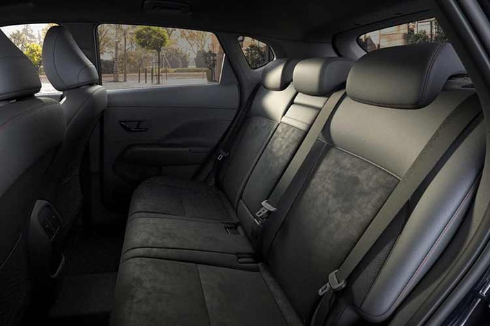 Hệ thống treo hơi cứng một chút, nhưng điều đó lại có lợi khi tăng tốc và vào cua. Xe được trang bị màn hình LCD 12,3 inch dành cho người lái và hệ thống thông tin giải trí màn hình cảm ứng 12,3 inch, kết nối với điện thoại rất dễ dàng. Xe có thể điều chỉnh hệ thống sưởi từ ghế hành khách, nhưng nhờ hệ thống điều hòa hai vùng nên người lái không bị ảnh hưởng.