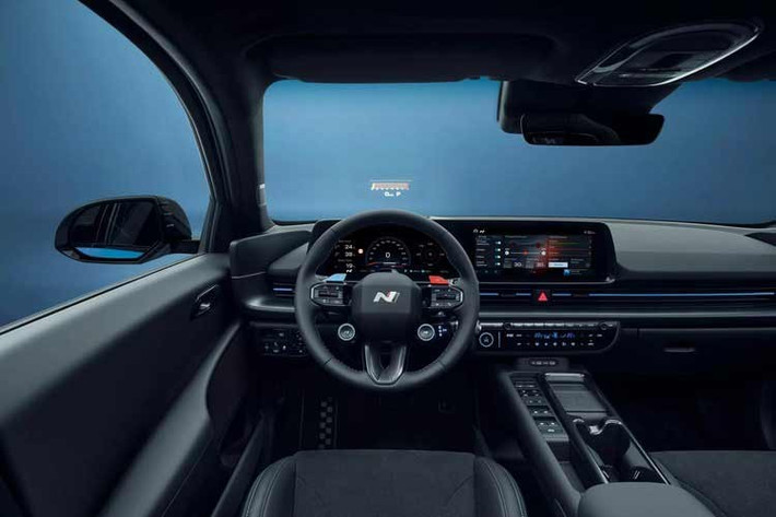 Nội thất có ghế ngồi kiểu thể thao bọc da Alcantara và da tổng hợp, bàn đạp kim loại độc quyền của phiên bản N, cùng với hệ thống thông tin giải trí Hyundai CCnC mới nhất.