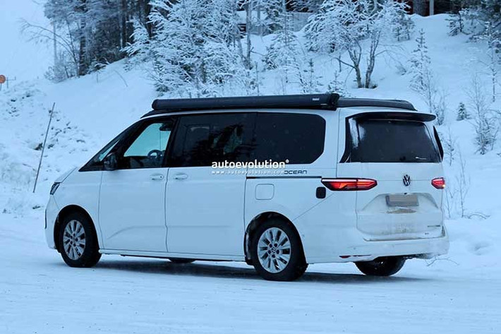 Theo kiểu ngụy trang, một dải đèn LED liên tục cũng nằm trong danh sách lựa chọn, và Volkswagen Commercial Vehicles có thể sẽ xem xét thêm việc trang bị logo Volkswagen phát sáng. Cản trước được ngụy trang kỹ lưỡng cũng cho thấy các khe hút gió được thiết kế lại, điều này thoạt nhìn có vẻ hơi lạ.