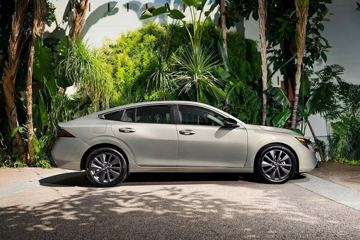 So với thế hệ trước, mẫu xe sedan cỡ C - Nissan Sentra 2026 mới sở hữu diện mạo sắc sảo và hiện đại hơn, gợi nhớ đến chiếc SUV điện Ariya và trông đặc biệt ấn tượng với các chi tiết đen bóng trên phiên bản SR thể thao.