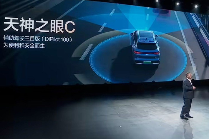 Song L DM-i 2026 được hãng xe BYD trang bị hệ thống giảm xóc thông minh DiSus-C tiêu chuẩn, kết hợp hệ thống kiểm soát ổn định thân xe tốc độ cao TBC, mang lại cảm giác lái vững vàng.