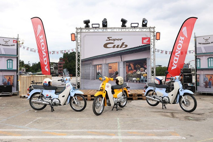 Tại sự kiện Super Cub THE ORIGINAL CLUB MEETING vừa diễn ra ở Thái Lan ngày 23/10, hãng xe Nhật Bản đã giới thiệu phiên bản mới của dòng xe huyền thoại Honda Super Cub với hai màu sơn xanh - trắng và vàng - trắng.