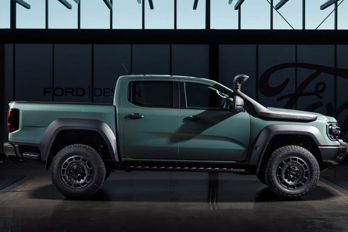 Điểm nổi bật của Ranger SUPER DUTY chính là khả năng vận chuyển và kéo tải ấn tượng. Xe có tổng trọng lượng toàn tải (GVM) lên tới 4.500 kg, khả năng kéo tối đa 4.500 kg, và tổng trọng lượng kết hợp (GCM) đạt 8.000 kg. Những thông số này giúp Ranger SUPER DUTY trở thành một trong những mẫu bán tải có năng lực vận hành mạnh mẽ nhất từng được sản xuất tại Thái Lan.