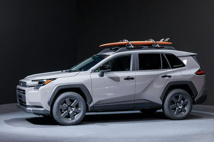 Riêng phiên bản GR Sport AWD mới – chưa từng xuất hiện trước đó – nhiều khả năng sẽ có giá tiệm cận 50.000 USD, đưa RAV4 vào cuộc cạnh tranh trực tiếp với các mẫu SUV hạng sang đến từ Genesis, BMW hay Volvo.