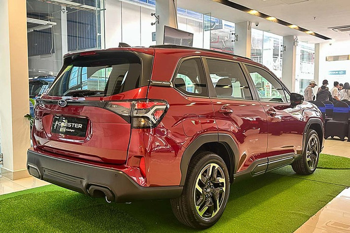 Ngoại hình Forester 2026 vẫn giữ tinh thần cơ bắp đặc trưng, nhưng được tinh chỉnh theo hướng hiện đại hơn với: Lưới tản nhiệt lớn sơn đen bóng hoặc đen nhám (tuỳ phiên bản màu sơn), đèn pha hai tầng thiết kế mới, cản trước to bản thể thao hơn, vòm bánh xe vuông vức cùng ốp nhựa đen tăng vẻ khỏe khoắn.