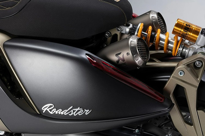 Thoạt nhìn, nhiều người có thể nghĩ rằng đây chỉ là một mẫu xe được tạo bởi AI hoặc đạo cụ trong phim Mad Max (Max điên). Nhưng không, Italjet Roadster 400 là một mẫu xe thật, đã sẵn sàng bước vào dây chuyền sản xuất để ra mắt thị trường vào năm 2026.