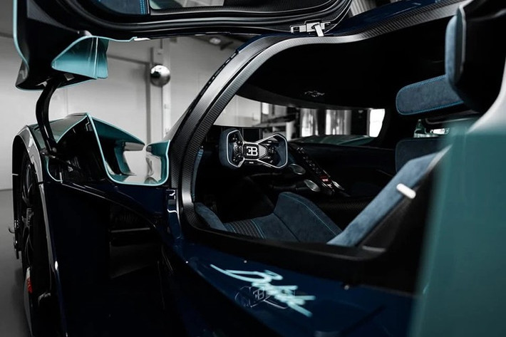 Nội thất chiếc Bugatti Bolide được cá nhân hóa với chất liệu Alcantara màu xanh Lake Blue, kết hợp các đường chỉ khâu màu xanh Light Blue Sport.