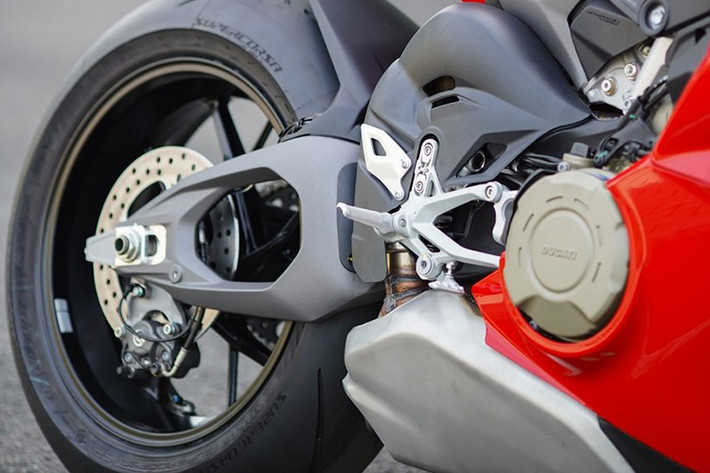 Heo phanh trước Brembo Hypure lần đầu tiên trang bị trên Panigale V4, với 4 piston đường kính 30mm kẹp trên đĩa đường kính 330mm. Phía sau là phanh đơn với kẹp Brembo 2 piston. Panigale V4 còn có hệ thống Race eCBS, được Bosch phát triển áp dụng khi xe vào cua.