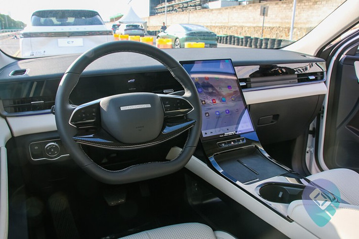 Khoang nội thất của J5 được thiết kế rộng rãi với cấu hình 5 chỗ. Xe được trang bị bảng đồng hồ kỹ thuật số 8 inch và màn hình trung tâm 13,2 inch độ phân giải 2K, hỗ trợ Android Auto/Apple CarPlay và có cả tính năng karaoke tích hợp.