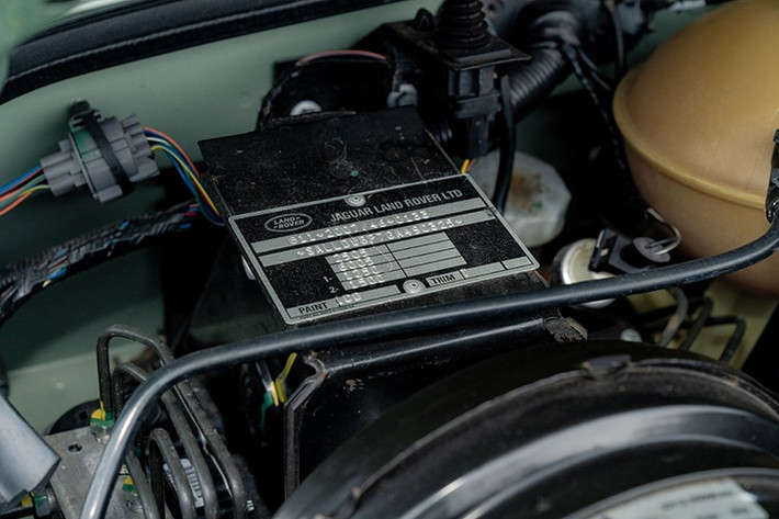 Xe SALLDWBP7GA490325 cũng được trang bị đầu đĩa CD, điều hòa không khí nguyên bản và loa siêu trầm. Biển số xe là KP16 HUE, gợi nhớ đến biển số HUE 166 của phiên bản gốc. Cả hai chìa khóa gốc đều được bao gồm trong giao dịch.