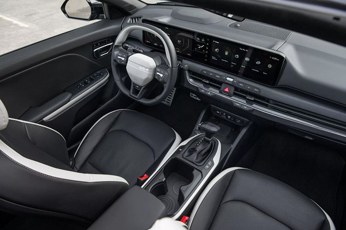 Ở nhóm cao hơn, K4 GT-Line có giá 25.390 USD cũng được nâng cấp với nội thất SynTex cùng một số tiện ích mới. Gói Premium Package trị giá 1.200 USD mang đến cụm đồng hồ kỹ thuật số 12,3 inch và vô lăng có sưởi.