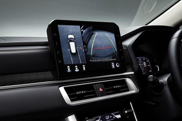 Điểm nhấn của Mitsubishi Xpander và Xpander Cross 2026 nằm ở vô lăng ba chấu mới lấy từ người anh em Triton, bảng đồng hồ kỹ thuật số 8 inch, màn hình thông tin giải trí dạng cảm ứng tăng kích thước lên 10 inch trong khi các nút cảm ứng điện dung được dời sang phía bên trái.