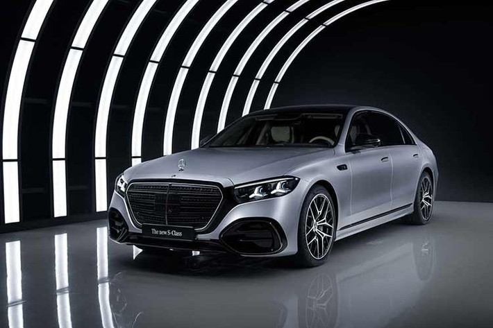 Cao cấp nhất là S 580e 4Matic dạng hybrid cắm sạc, tổng công suất xấp xỉ 576 mã lực. Tất cả đều đi kèm hộp số tự động 9 cấp và hệ dẫn động bốn bánh. Về an toàn, S-Class 2026 được trang bị tổng cộng 27 cảm biến gồm camera, radar và cảm biến siêu âm, tạo nền tảng cho các hệ thống hỗ trợ lái nâng cao...