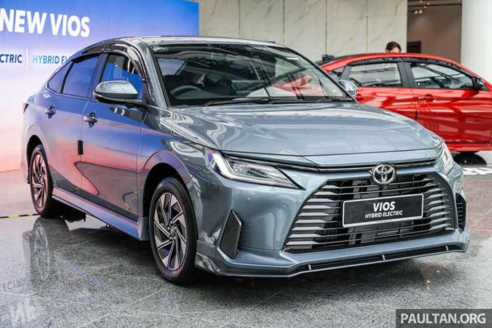 Mẫu xe B-sedan Toyota Vios Hybrid 2026 mới được lắp ráp tại nhà máy Bukit Raja, Klang (Malaysia), bao gồm cả cụm pin lithium-ion. Tỷ lệ nội địa hóa lên tới 97% linh kiện pin – cho thấy chiến lược bản địa hóa mạnh mẽ của Toyota.