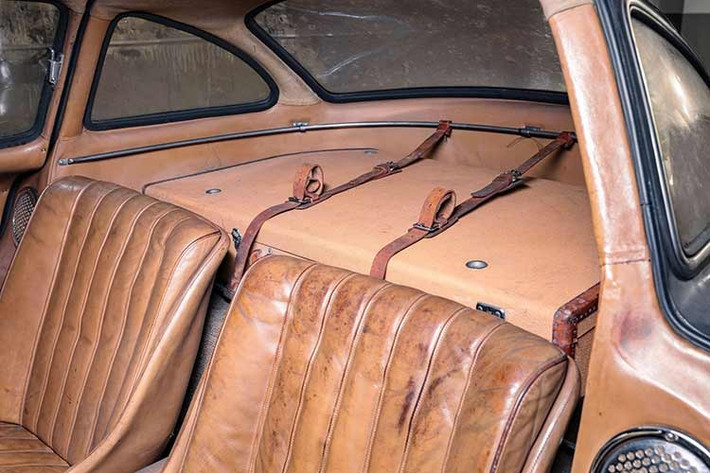 Nội thất da trên chiếc Mercedes-Benz 300 SL Gullwing này vẫn còn nguyên bản chưa từng bị thay đổi hay vệ sinh, và một trong hai chiếc vali nguyên bản vẫn còn đi kèm với xe.