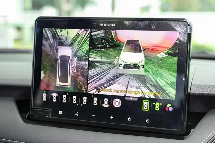 Dung tích khoang hành lý của mẫu sedan cỡ B này giảm nhẹ còn 460 lít do ắc-quy 12V được chuyển xuống cốp. Tuy nhiên, xe được bổ sung lốp dự phòng hợp kim kích thước đầy đủ, đáp ứng nhu cầu thực tế của khách hàng.