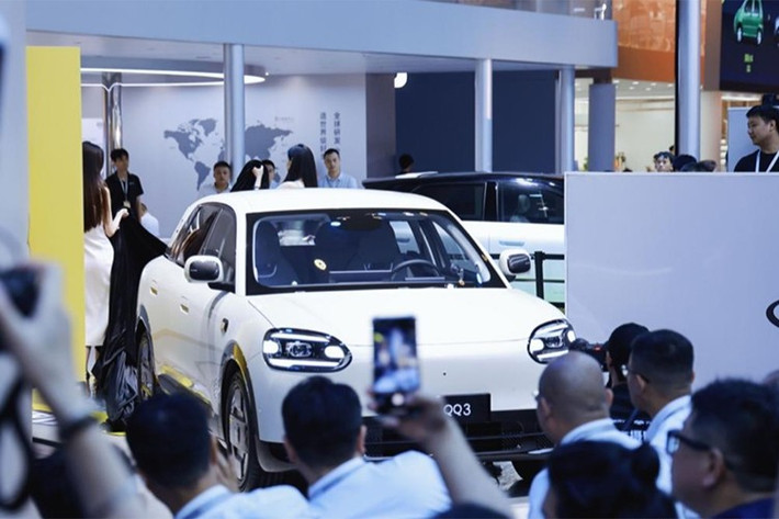 Mẫu xe hatchback cỡ nhỏ chạy điện Chery QQ3 hoàn toàn mới đã chính thức ra mắt tại Triển lãm Ô tô Thành Đô 2025. Xe dự kiến sẽ được tung ra thị trường Trung Quốc ngay cuối năm nay và sẽ cạnh tranh trực tiếp với mẫu hatchback thuần điện Geely Geome Xingyuan.