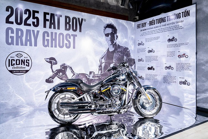 Harley-Davidson Fat Boy Gray Ghost 2025 vẫn được nhập khẩu nguyên chiếc từ Mỹ, trong khi nhiều mẫu cruiser khác của hãng hiện nhập từ Thái Lan. Xe được phát triển dựa trên nền tảng của bản tiêu chuẩn, nhưng được tinh chỉnh với những chi tiết gợi nhớ thế hệ đầu tiên năm 1990.