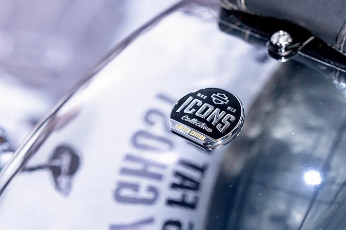 Bình xăng xe được trang trí với huy hiệu 3D bằng kim loại chải xước, tái hiệu logo cánh chim huyền thoại của Fat Boy đời đầu. Mỗi chiếc đều có logo Icons Collection và được khắc số thứ tự riêng biệt, khẳng định sự giới hạn và giá trị sưu tầm.