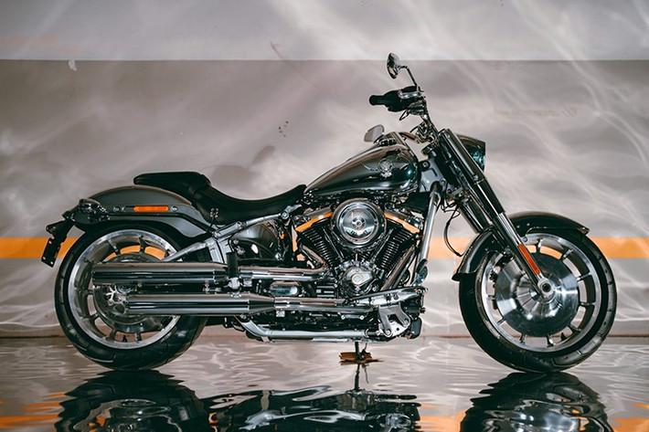 Cụm công tắc và cụm đồng hồ của Harley-Davidson Fat Boy Gray Ghost 2025 cũng đã được cập nhật để điều khiển những trang bị điện tử mới. Xe cũng được trang bị cảnh báo áp suất lốp và cổng sạc USB-C.