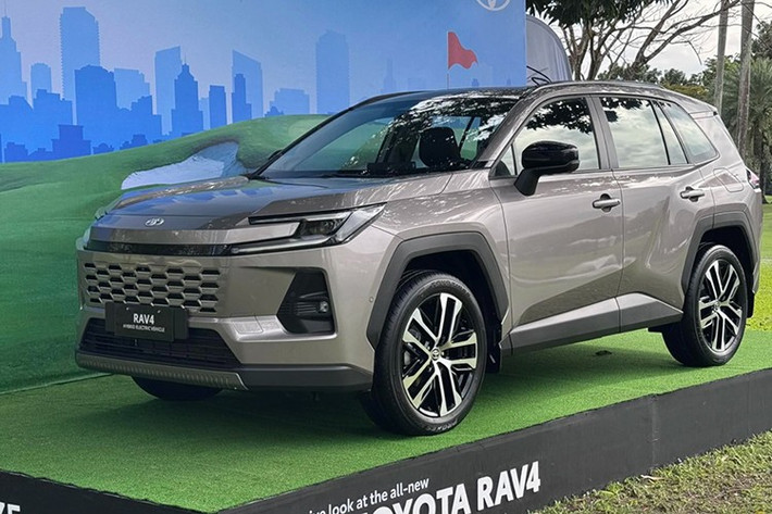 Mẫu xe SUV Toyota RAV4 2026 mới hiện đang là phần thưởng “hole-in-one” tại một giải đấu golf, thu hút sự chú ý không nhỏ từ giới truyền thông Philippines. Xe sở hữu ngoại hình hiện đại hơn, với phần đầu xe kết hợp các chi tiết thiết kế từ Corolla Cross và Camry – bao gồm lưới tản nhiệt đặc trưng và cụm đèn pha sắc nét.