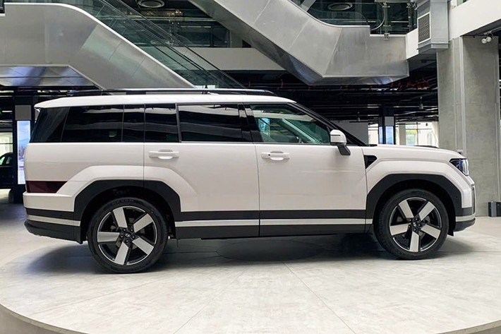 Trong 10 tháng đầu năm 2025, mẫu xe SUV Hyundai SantaFe đã đạt doanh số cộng dồn chỉ 2.179 chiếc ở thị trường Việt Nam, kém xa đối thủ trực tiếp là Ford Everest (9.760 xe) và Toyota Fortuner (2.555 xe).