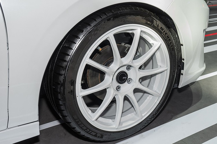 Dù vậy, Honda Integra hatchback concept vẫn gây ấn tượng mạnh nhờ phong cách thiết kế hiện đại. Ngoại thất sơn trắng nổi bật với gương chiếu hậu đỏ, nội thất da lộn đen phối các điểm nhấn cùng tông màu, đi cùng bộ mâm trắng Artka 18 inch.