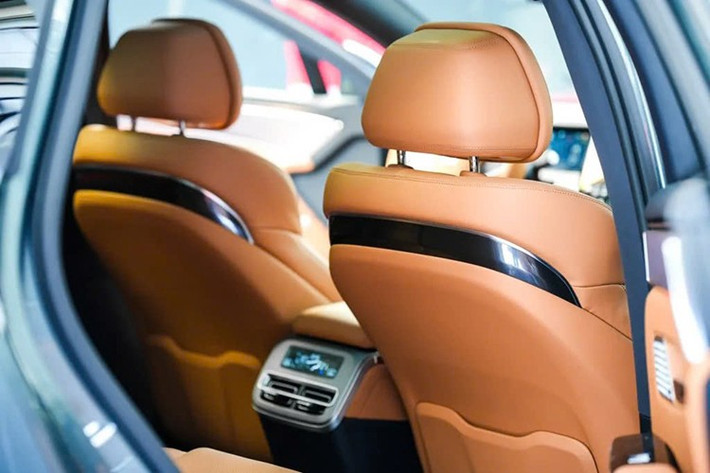 Han L EV được phát triển trên nền tảng Super e 1.000V, dùng pin sạc nhanh 83,2kWh, hỗ trợ sạc hiệu suất cao. Xe có 2 cấu hình 1 hoặc 2 motor điện, công suất tối đa 810kW. Tăng tốc từ 0–100km/h chỉ 2,7 giây.