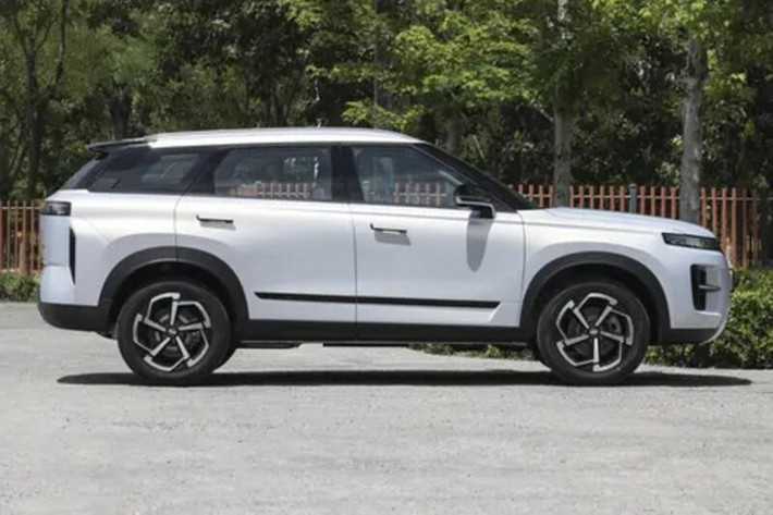 Để thu hút giới trẻ, hãng Chery áp dụng thiết kế ngoại thất giống với SUV hạng sang Land Rover, cụ thể hơn là Range Rover Evoque, cho Tiggo 7 Sport 2026. Xe giữ nguyên kiểu thiết kế đèn pha tách rời đặc trưng của thương hiệu, lưới tản nhiệt hình thang dạng mắt lưới, các cột màu đen tạo hiệu ứng nóc "lơ lửng" và tay nắm cửa ẩn như ôtô điện.