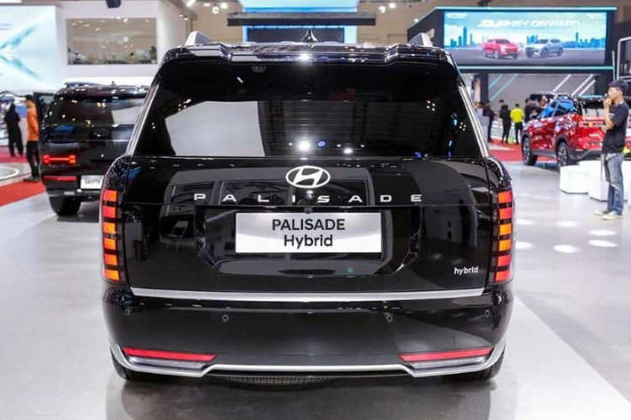 Hệ thống truyền động trên Hyundai Palisade phiên bản hybrid đi kèm pin lithium-ion dung lượng 1,65 kWh, được sạc thông qua quá trình phanh tái sinh và hoạt động của động cơ xăng trong quá trình vận hành.
