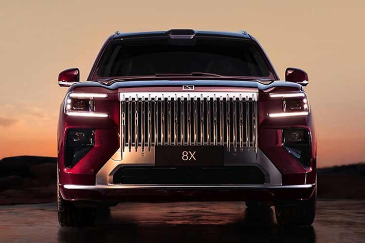 Ở phiên bản tiêu chuẩn, mẫu xe SUV Zeekr 8X mang nhiều nét thiết kế gợi nhớ đến đàn anh 9X, nổi bật với lưới tản nhiệt mạ chrome phong cách Rolls-Royce (Rolls-Royce), cụm đèn trước tạo hình “càng cua” và cản trước hầm hố.