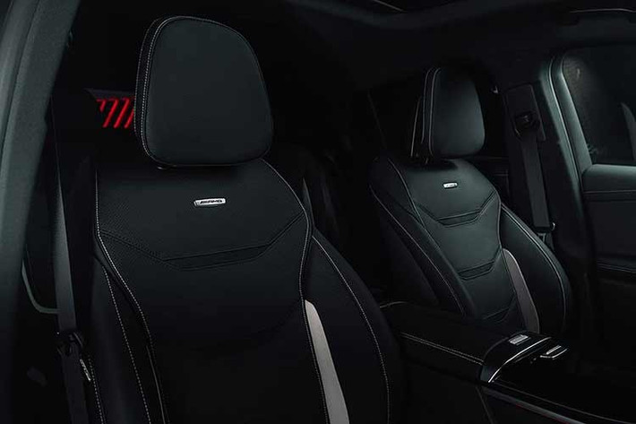 Giá bán của Mercedes-AMG GLC 53 2026 hiện vẫn chưa được công bố, nhưng dự kiến sẽ nằm giữa hai đàn anh GLC 43 và GLC 63 trước đây, tức là khoảng 100.000 Bảng tại Anh hoặc 85.000 USD tại Mỹ. Mức giá này sẽ cao hơn nếu chọn gói Golden Accents Package với mâm nan chéo màu vàng và logo AMG nổi bật.