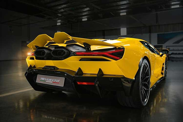 Nội thất của Revuelto cho thấy một sự thay đổi mang tính cách mạng về trải nghiệm người dùng. Khoang lái giờ đây ngập tràn công nghệ với hệ thống ba màn hình hiển thị gồm bảng đồng hồ 12,3 inch, màn hình trung tâm 8,4 inch đặt dọc và một màn hình 9,1 inch dành riêng cho hành khách phía bên phụ.