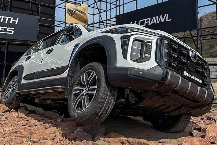 MG Motor đã chính thức ra mắt mẫu MG Majestor được mong chờ từ lâu, trước khi chính thức mở bán vào tháng 4/2026. Lần đầu tiên được trưng bày dưới dạng concept tại Triển lãm Bharat Mobility Expo vào tháng 1/2025, Majestor nay đã chính thức xuất hiện dưới dạng phiên bản sản xuất, trở thành mẫu SUV hàng đầu mới của thương hiệu dành cho thị trường Ấn Độ.