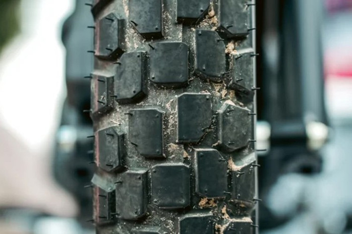 Xe vẫn sử dụng thông số bộ lốp cũ là 90/ 100-16M/ C 51P (lốp có săm) trước và sau. Tuy nhiên, theo một số người sử dụng PG1 cho biết, phiên bản PG1 2025 sẽ có gai rộng hơn và mật độ phân bổ tối ưu hơn giúp việc di chuyển trong phố ít gợn và thoải mái và bám đường tốt hơn.