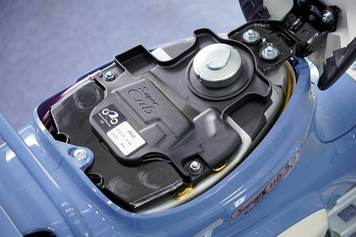 Là phiên bản cuối cùng của dòng xe, Super Cub 50 Final Edition sở hữu nhiều chi tiết đặc trưng như logo “Honda 50 Final Edition” ở hai bên hông, huy hiệu trước lấy cảm hứng từ mẫu C50 nguyên bản.