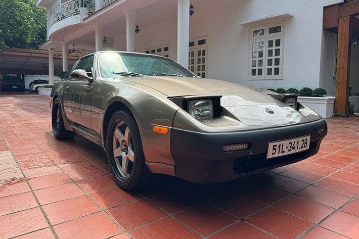 Để cạnh tranh hơn nữa trên thị trường xe thể thao, thế hệ thứ hai của 300ZX đã được nâng cấp lên phân khúc cao cấp hơn. Xe được thiết kế lại để nhanh hơn và tích hợp nhiều công nghệ tiên tiến hơn, nhưng đi kèm với giá cao hơn so với phiên bản tiền nhiệm, với mức giá tăng liên tục qua từng năm sản xuất.